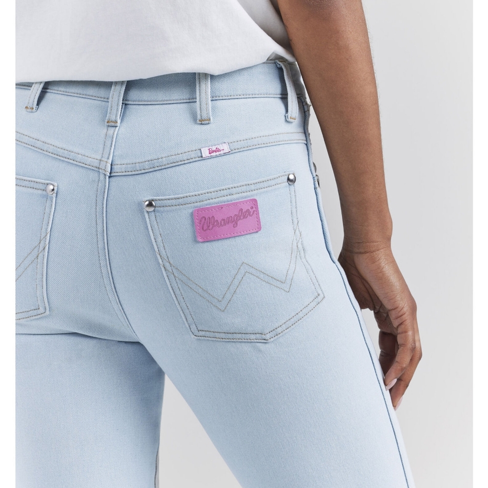 Wrangler Blue Classic Straight-Leg Jeans with Distinctive Stitching
